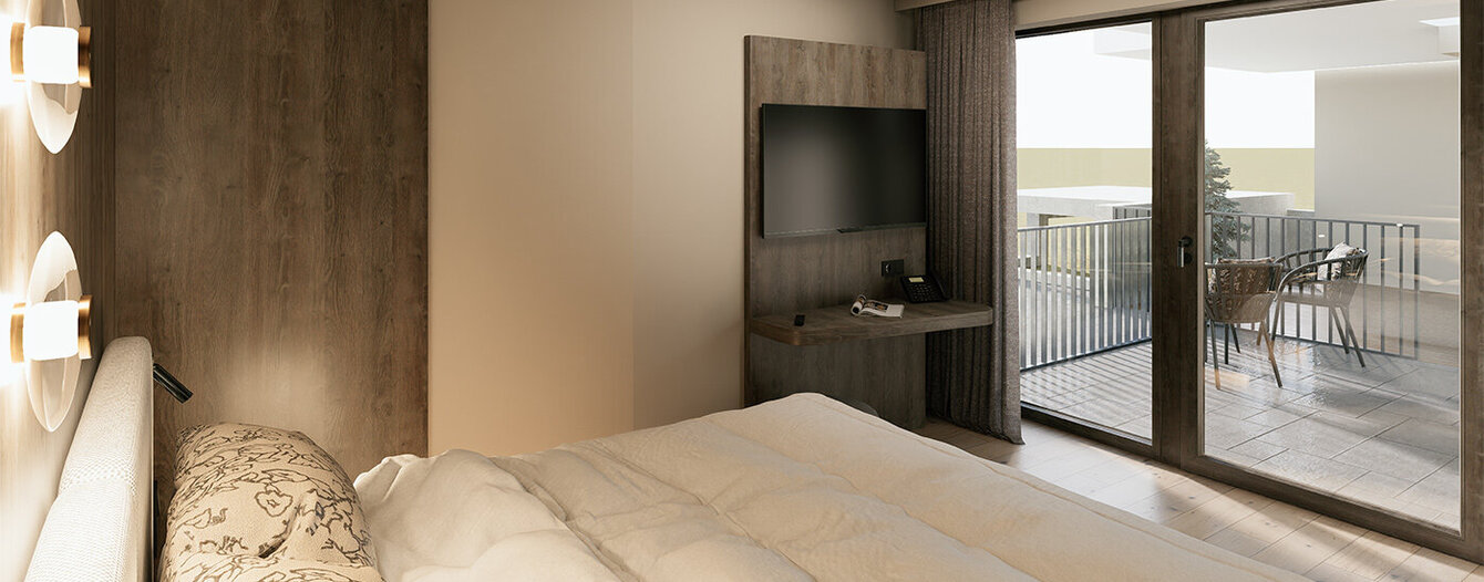 Ein modernes Zimmer mit einem gut gemachten Bett, einem an der Wand montierten Fernseher, Holzmöbeln und großen Glastüren, die zu einem Balkon mit Sitzgelegenheiten im Freien und einer malerischen Aussicht führen.