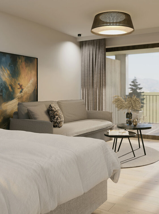 Ein modernes, sonnendurchflutetes Schlafzimmer mit einem ordentlich gemachten Bett, einem grauen Sofa, abstrakter Wandkunst, einem runden Couchtisch mit Dekoration, einem großen Fenster, langen Vorhängen und einem Blick auf die Bäume und Berge draußen.