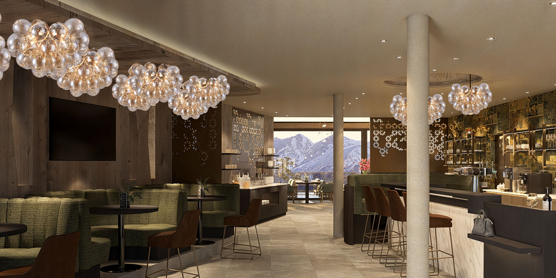 Moderne Lounge mit grüner Kabinenbestuhlung, runden Tischen und braunen Stühlen. Von der Decke hängen elegante Kronleuchter. Große Fenster an der Rückseite geben den Blick auf die Berge frei. Der Barbereich ist mit goldenen Akzenten und stilvollem Dekor ausgestattet.