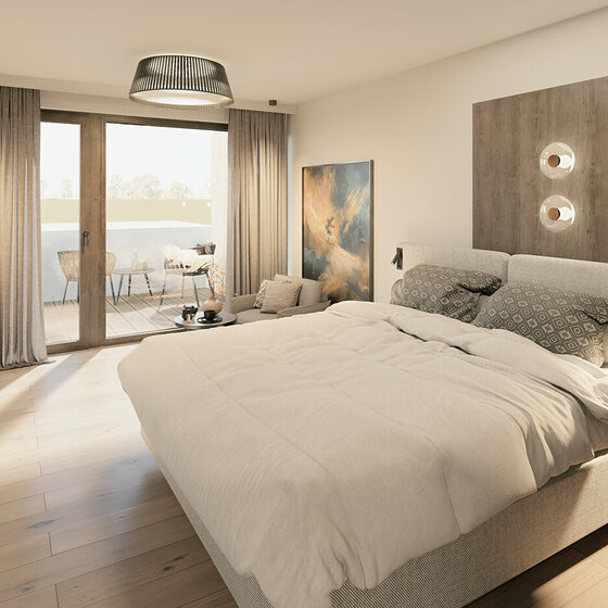 Modernes Schlafzimmer mit großem Bett, beigem Bettzeug, Akzentwand aus Holz, abstraktem Gemälde, raumhohen Vorhängen, Balkontüren und einem kleinen Sitzbereich im Freien, der bei Tageslicht sichtbar ist.