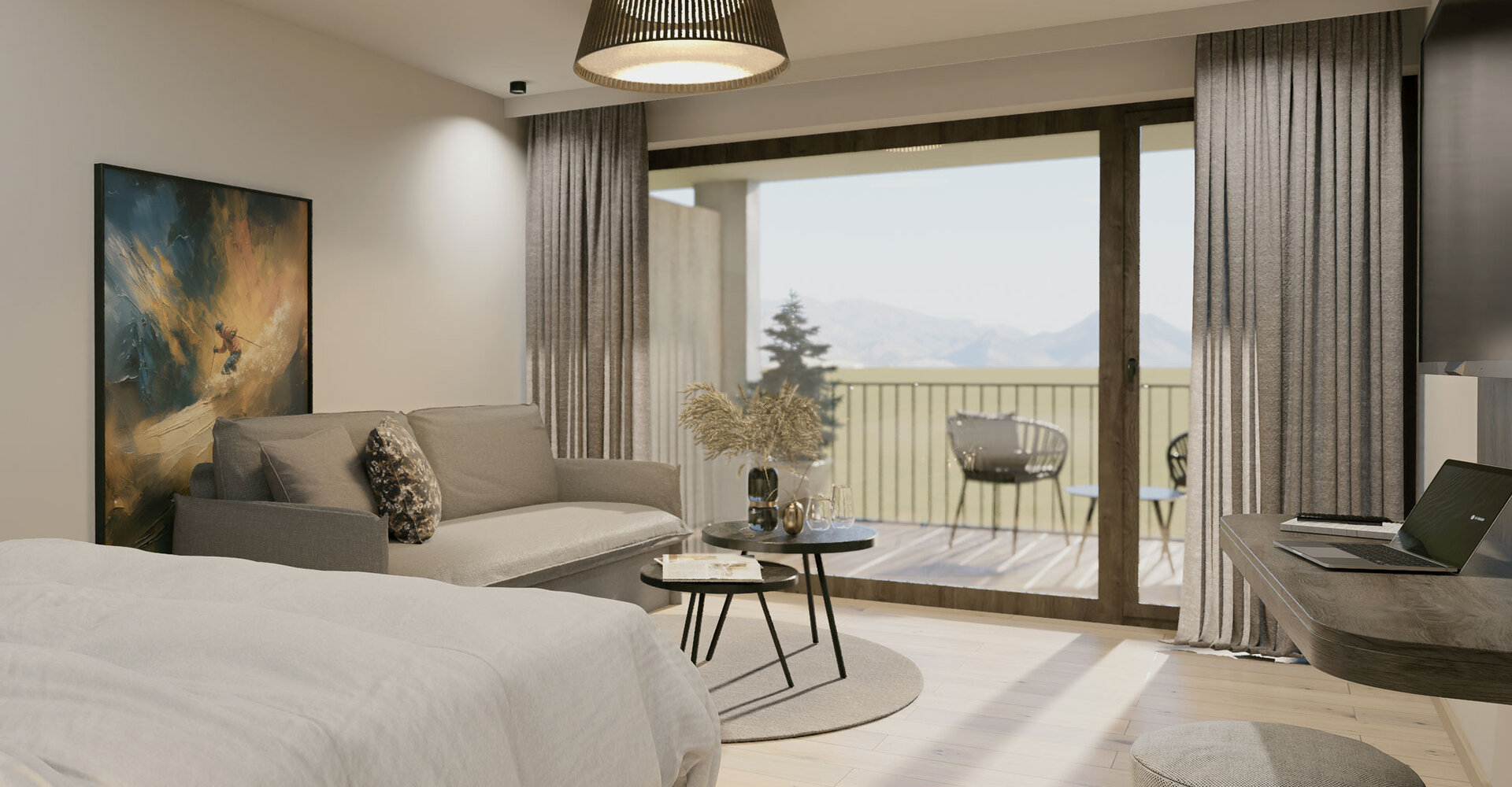 Modernes Hotelzimmer mit einem Bett, einem grauen Sofa, einem runden Couchtisch, abstrakter Wandkunst und Glasschiebetüren, die zu einem Balkon mit Stühlen führen, von dem aus man einen schönen Blick auf die Berge hat. Neutrale Farben und natürliches Licht erfüllen den Raum.