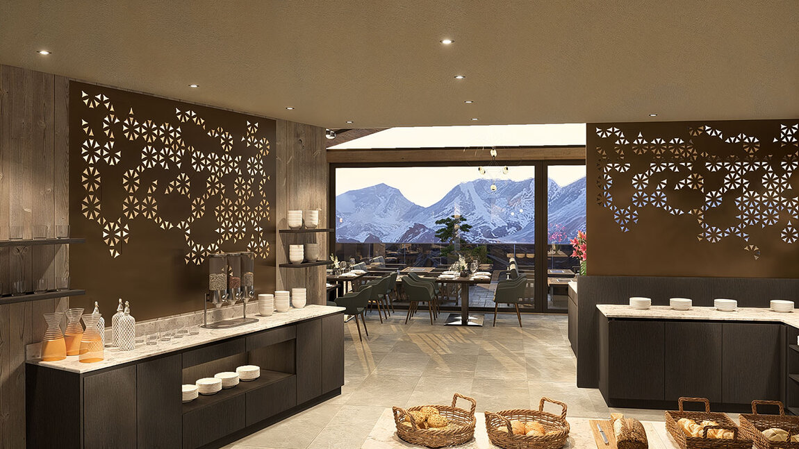 Ein stilvoller Essbereich mit modernem Dekor, gemusterten Wandpaneelen, Buffet-Theken, Brotkörben und Regalen mit Tellern. Große Fenster geben den Blick auf die schneebedeckten Berge im Hintergrund frei.