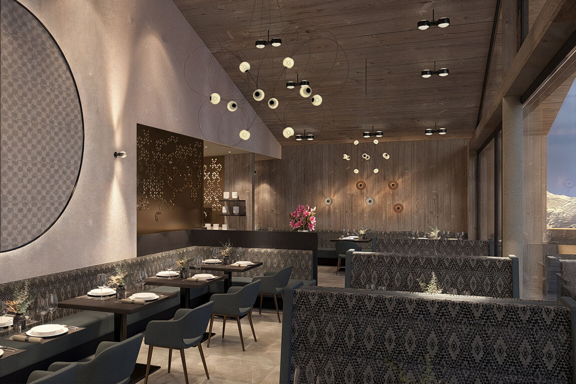 Modernes Restaurantinterieur mit gemusterten Sitzgruppen, schwarzen Tischen und Stühlen, dekorativer Beleuchtung und holzgetäfelten Wänden. Große Fenster auf der rechten Seite geben den Blick auf die Berge frei. Moderne und gemütliche Atmosphäre.