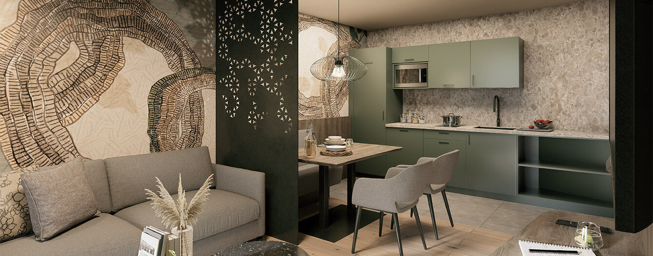 Modernes Wohnzimmer und Küche mit neutralen Tönen, einem grauen Sofa, abstrakter Wandkunst, einem kleinen Esstisch mit Stühlen, minimalistischem Dekor und offenen Regalen im Küchenbereich. Sanfte Beleuchtung schafft eine gemütliche Atmosphäre.