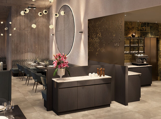Modernes Restaurantinterieur mit dunklen Holzmöbeln, stilvollen Hängelampen und einer großen runden Wanddekoration. Die Tische sind gedeckt, und in der Mitte steht ein Tresen mit einem Blumenarrangement.