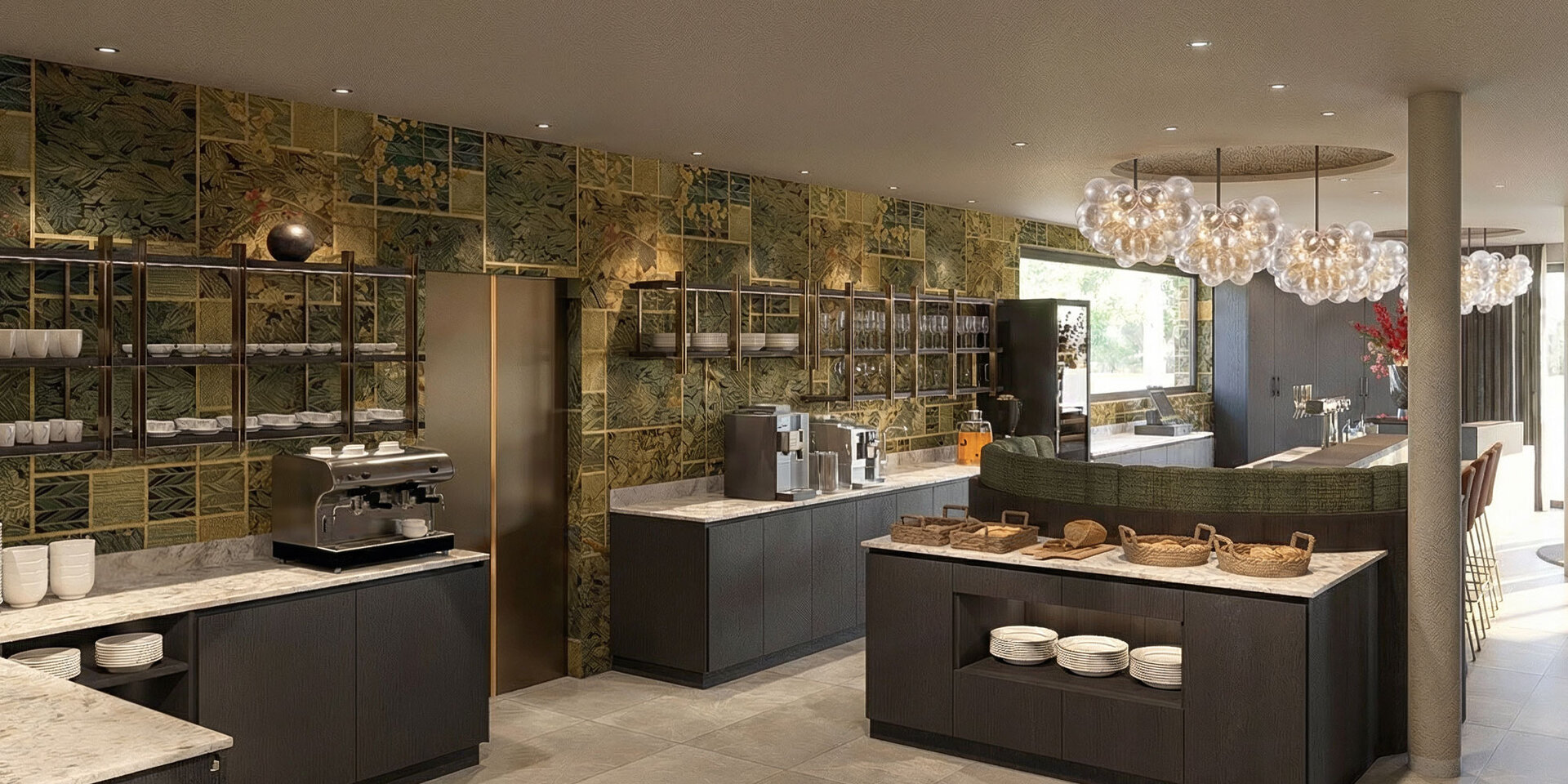 Ein moderner, stilvoller Buffetbereich mit Marmorarbeitsplatten, dunklen Schränken, offenen Regalen mit Geschirr, Kaffeemaschinen und kunstvollen Beleuchtungskörpern. Die Wände sind mit grünen Marmorfliesen versehen und große Fenster lassen natürliches Licht herein.