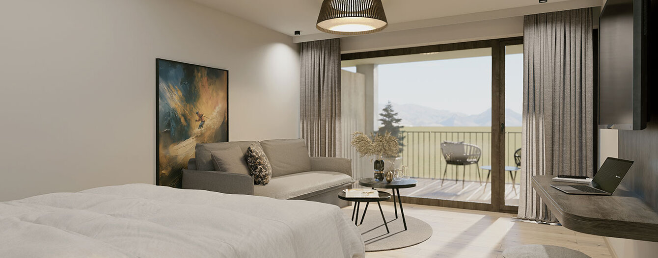 Modernes Zimmer mit einem großen Bett, einem grauen Sofa, einem Couchtisch, Wandkunst und einem Schreibtisch. Glastüren führen auf einen Balkon mit Blick auf die Berge, Stühlen im Freien und natürlichem Licht, das den Raum erfüllt.