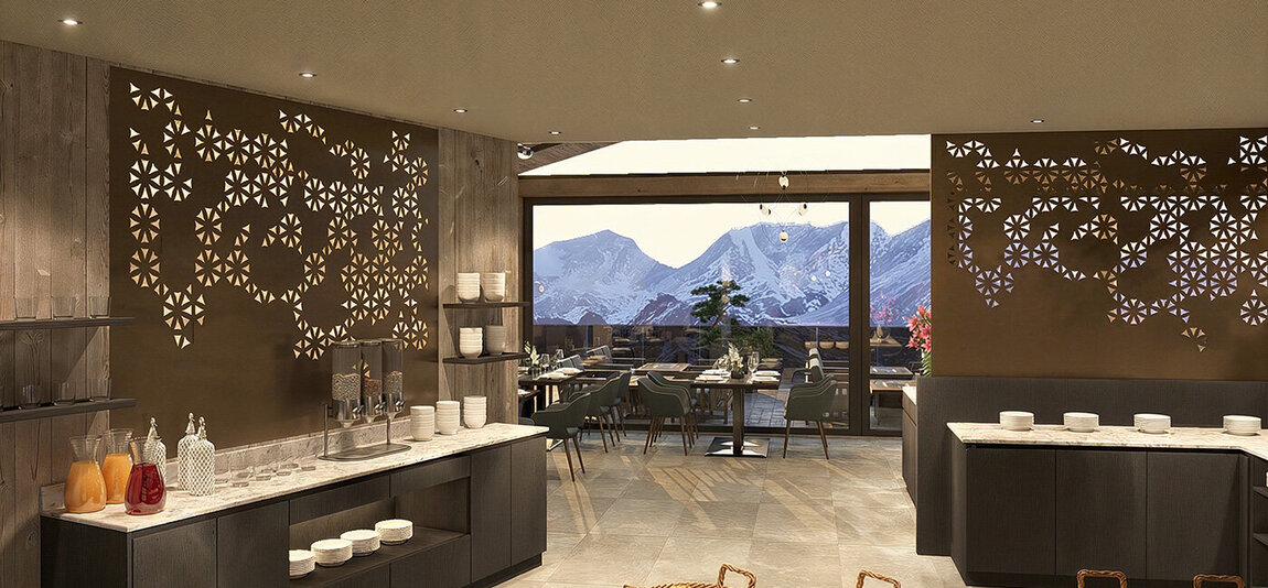Ein moderner Essbereich mit dekorativer Vertäfelung, Marmorarbeitsflächen und Brotkörben. Große Fenster geben den Blick nach draußen auf die Berge frei. Tische und Stühle stehen für die Gäste bereit.