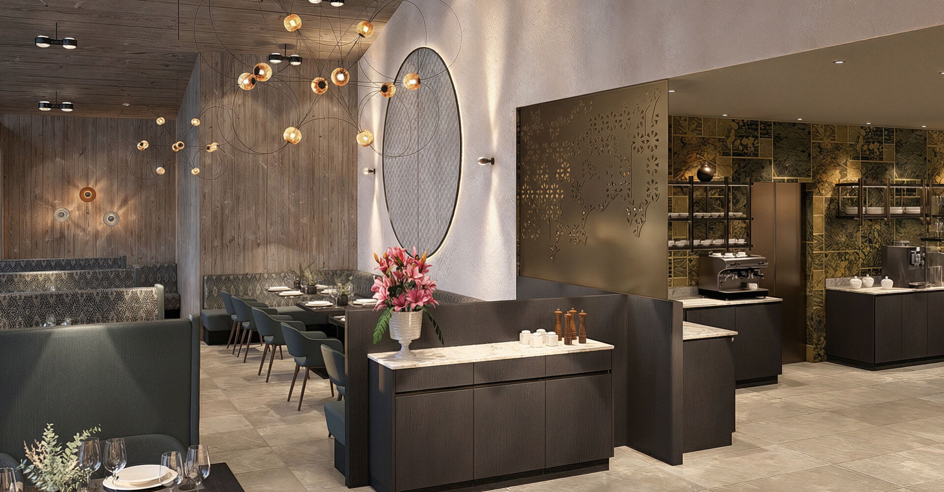 Modernes Restaurantinterieur mit eleganten dunklen Holzmöbeln, grün gepolsterten Sitzgelegenheiten, dekorativen Hängelampen, einem großen runden Wandkunstwerk, einem Strauß rosafarbener Blumen auf einem Tresen und einem offenen Kaffeestationsbereich.