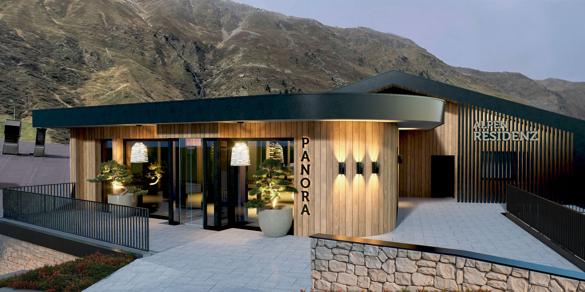 Ein modernes Gebäude mit Holzvertäfelung und großen Fenstern liegt am Fuße der felsigen Berge. Am Eingang stehen Topfpflanzen und ein Schild mit der Aufschrift PANORA und ALPENRESIDENZ an der Außenwand.