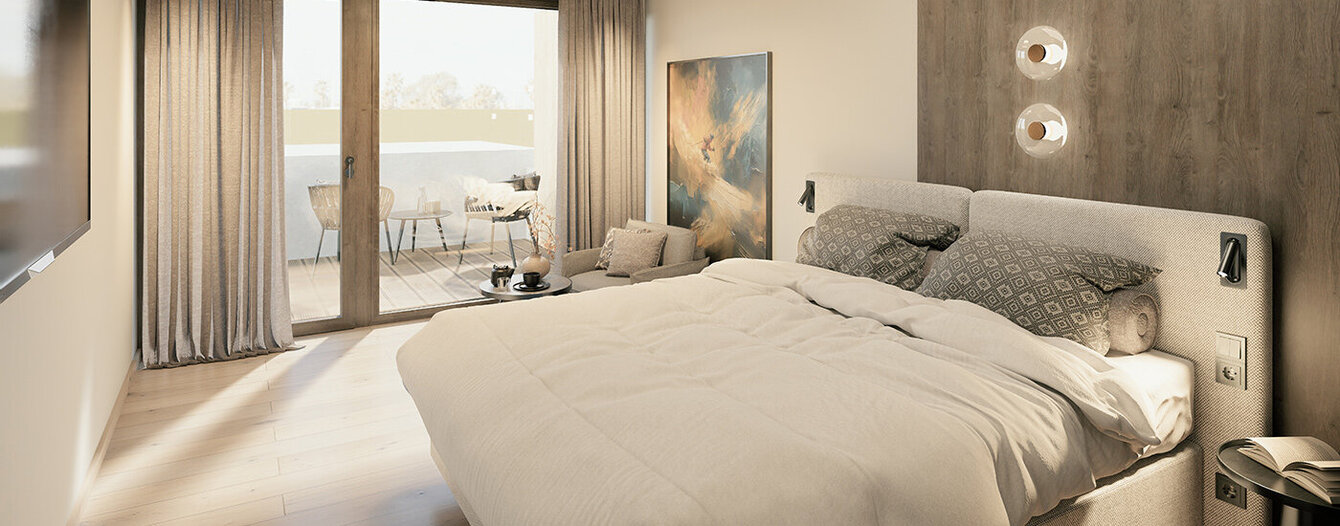 Modernes Schlafzimmer mit einem großen Bett, neutraler Bettwäsche, Holzböden und einem strukturierten Kopfteil. Es gibt einen an der Wand montierten Fernseher, Kunstwerke, raumhohe Vorhänge und eine Glastür, die auf einen Balkon mit Sitzgelegenheiten im Freien führt.